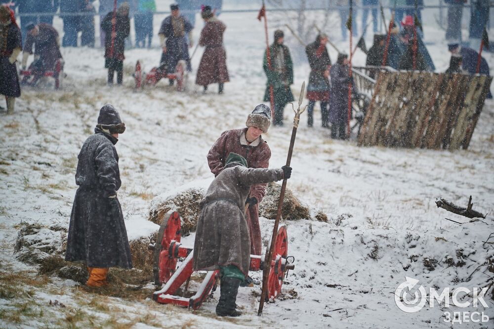 В историческом центре Омска прошла реконструкция событий, которые вспоминают каждый год 4 ноября. Фото: Илья Петров