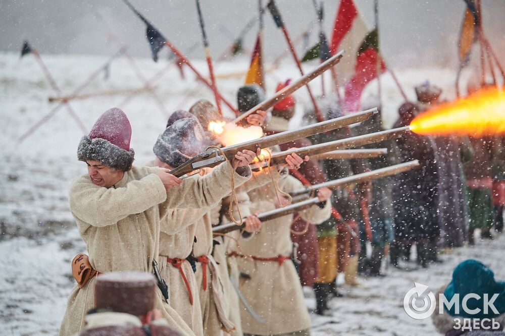 В историческом центре Омска прошла реконструкция событий, которые вспоминают каждый год 4 ноября. Фото: Илья Петров