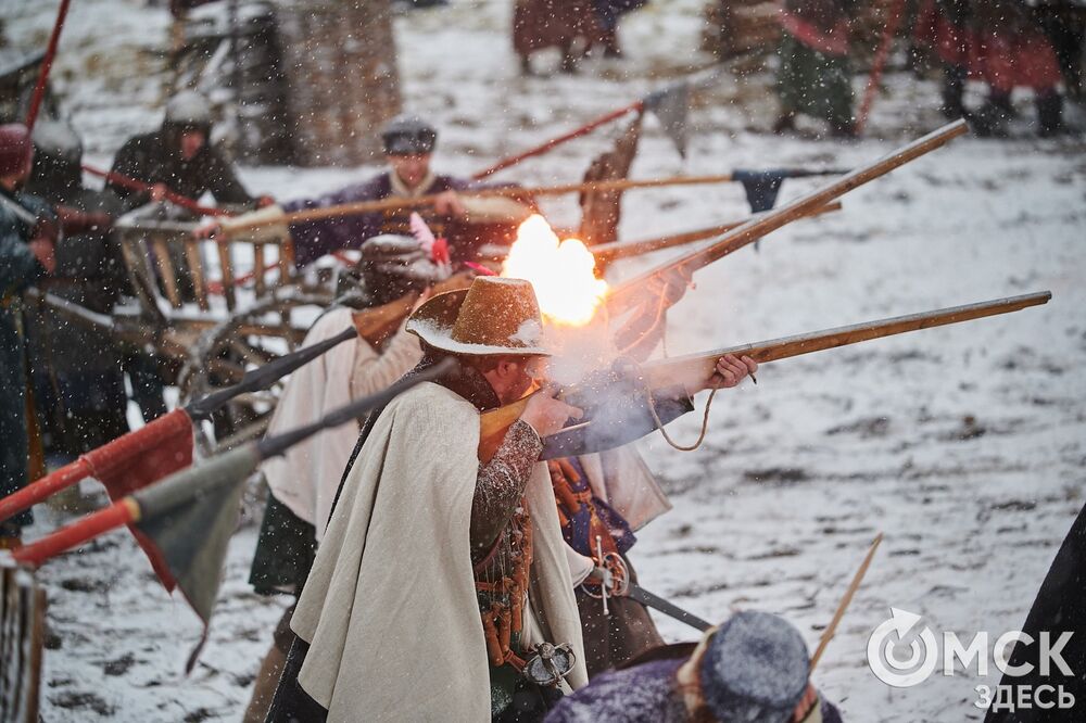 В историческом центре Омска прошла реконструкция событий, которые вспоминают каждый год 4 ноября. Фото: Илья Петров