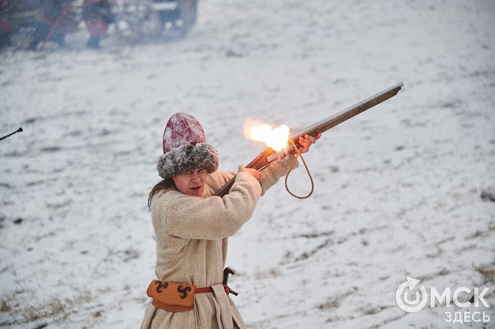 В историческом центре Омска прошла реконструкция событий, которые вспоминают каждый год 4 ноября. Фото: Илья Петров