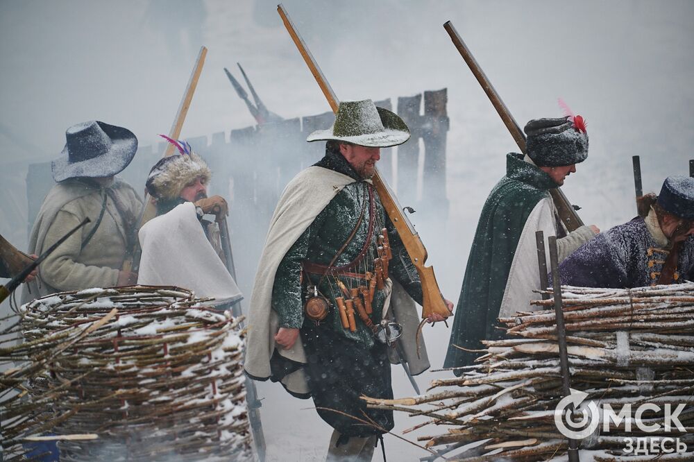 В историческом центре Омска прошла реконструкция событий, которые вспоминают каждый год 4 ноября. Фото: Илья Петров