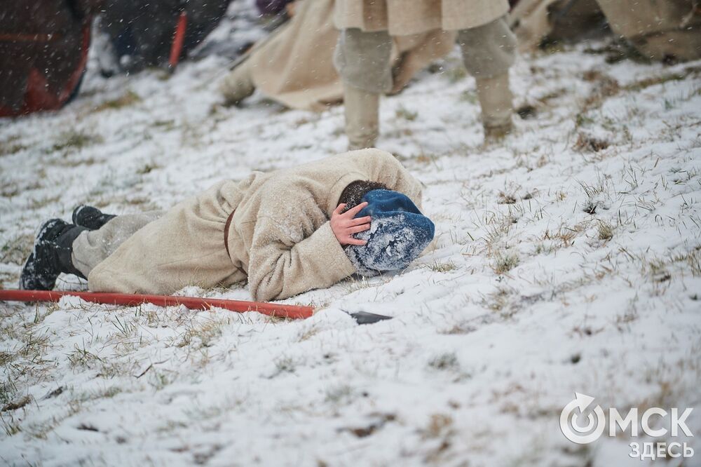 В историческом центре Омска прошла реконструкция событий, которые вспоминают каждый год 4 ноября. Фото: Илья Петров