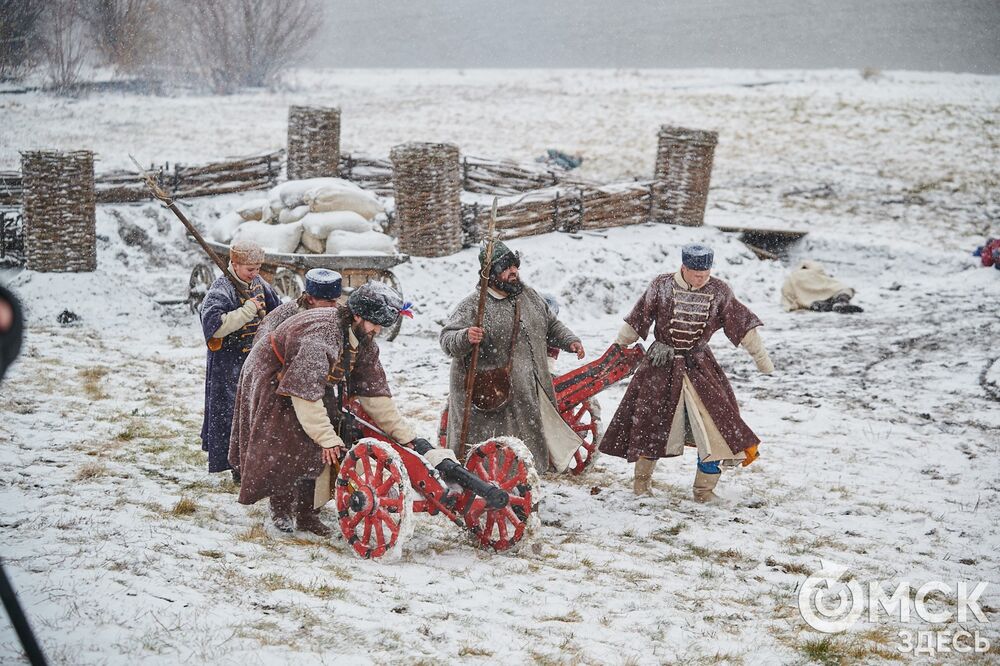 В историческом центре Омска прошла реконструкция событий, которые вспоминают каждый год 4 ноября. Фото: Илья Петров