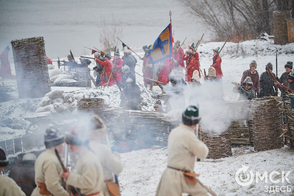 В историческом центре Омска прошла реконструкция событий, которые вспоминают каждый год 4 ноября. Фото: Илья Петров