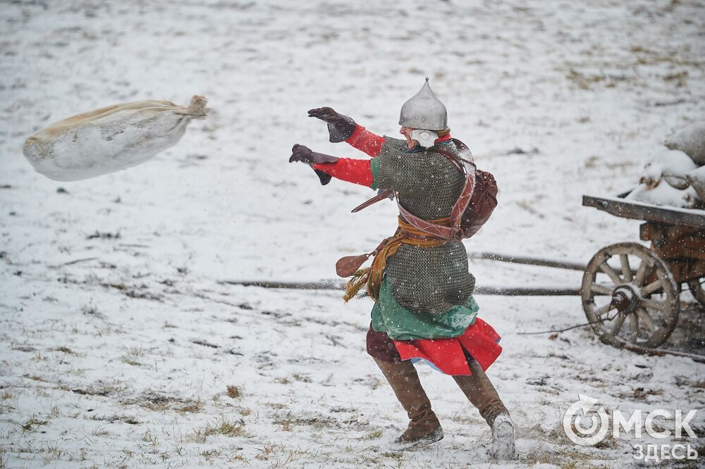 В историческом центре Омска прошла реконструкция событий, которые вспоминают каждый год 4 ноября. Фото: Илья Петров
