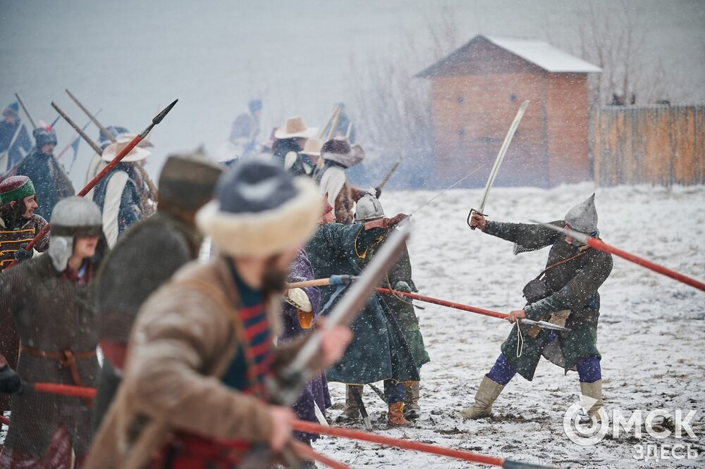 В историческом центре Омска прошла реконструкция событий, которые вспоминают каждый год 4 ноября. Фото: Илья Петров