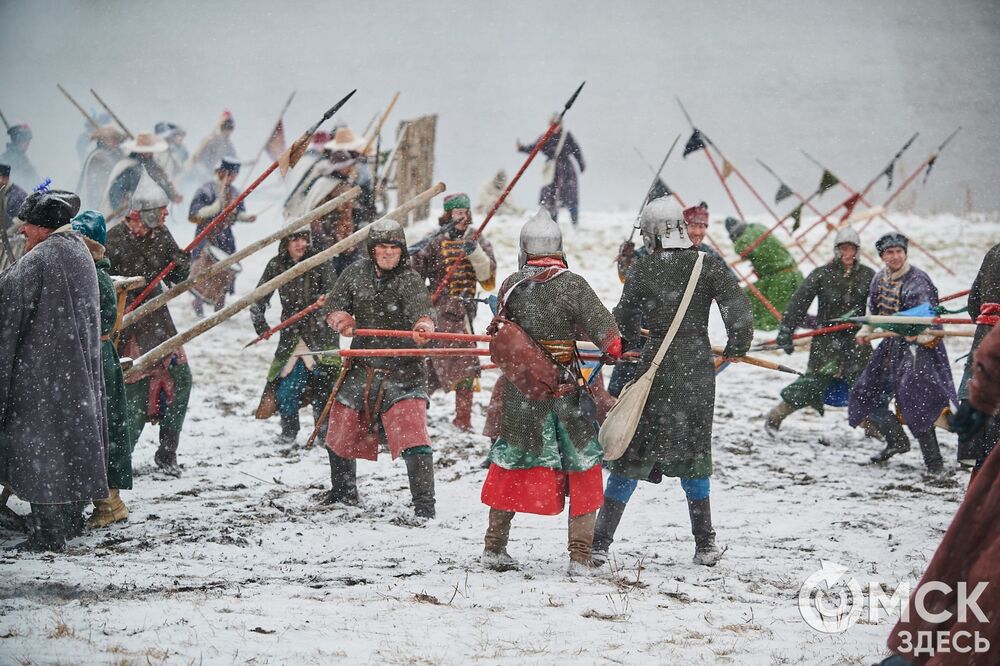 В историческом центре Омска прошла реконструкция событий, которые вспоминают каждый год 4 ноября. Фото: Илья Петров