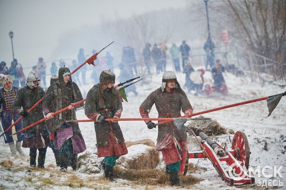 В историческом центре Омска прошла реконструкция событий, которые вспоминают каждый год 4 ноября. Фото: Илья Петров