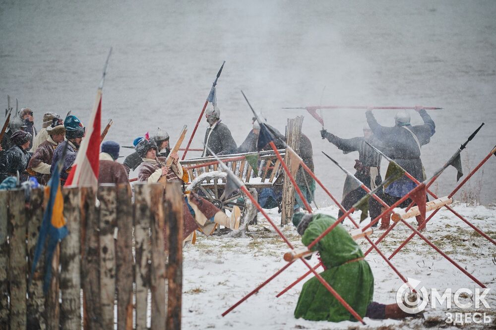 В историческом центре Омска прошла реконструкция событий, которые вспоминают каждый год 4 ноября. Фото: Илья Петров