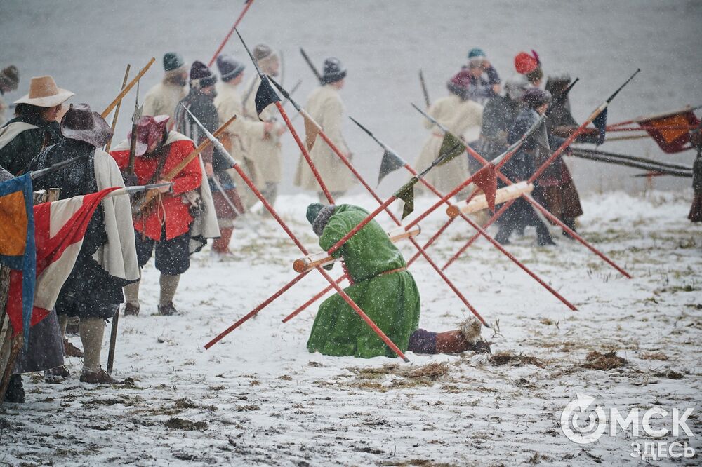 В историческом центре Омска прошла реконструкция событий, которые вспоминают каждый год 4 ноября. Фото: Илья Петров