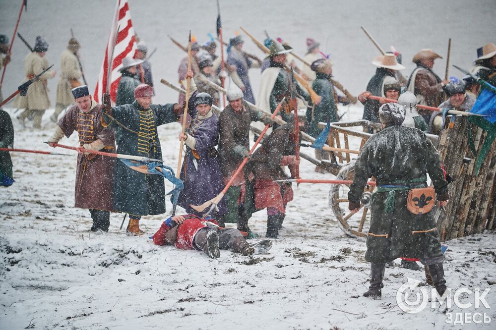 В историческом центре Омска прошла реконструкция событий, которые вспоминают каждый год 4 ноября. Фото: Илья Петров