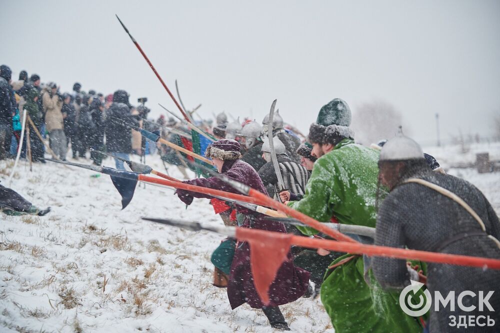 В историческом центре Омска прошла реконструкция событий, которые вспоминают каждый год 4 ноября. Фото: Илья Петров