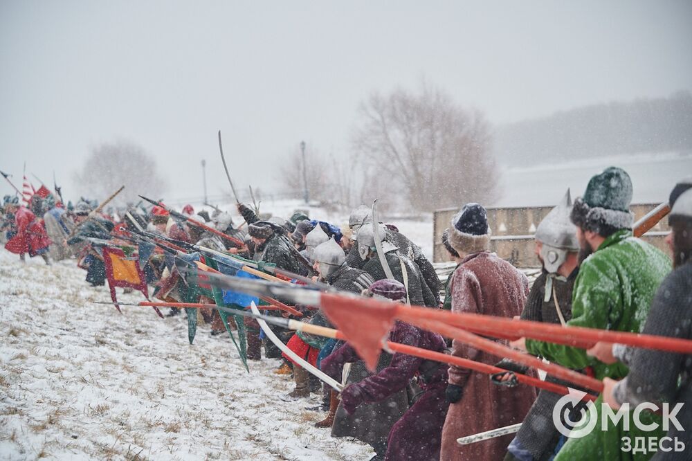 В историческом центре Омска прошла реконструкция событий, которые вспоминают каждый год 4 ноября. Фото: Илья Петров