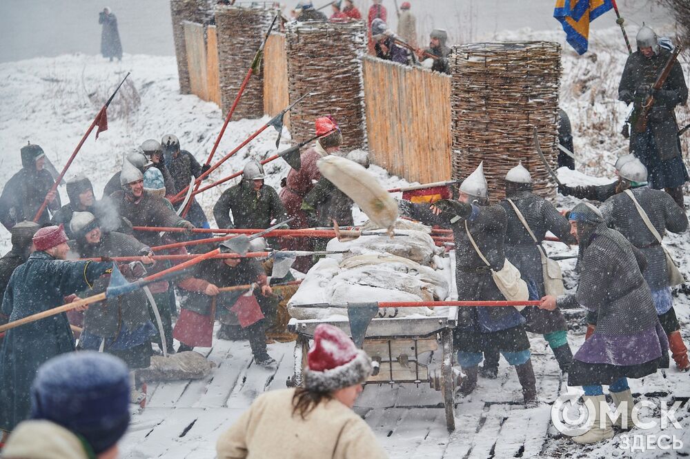 В историческом центре Омска прошла реконструкция событий, которые вспоминают каждый год 4 ноября. Фото: Илья Петров