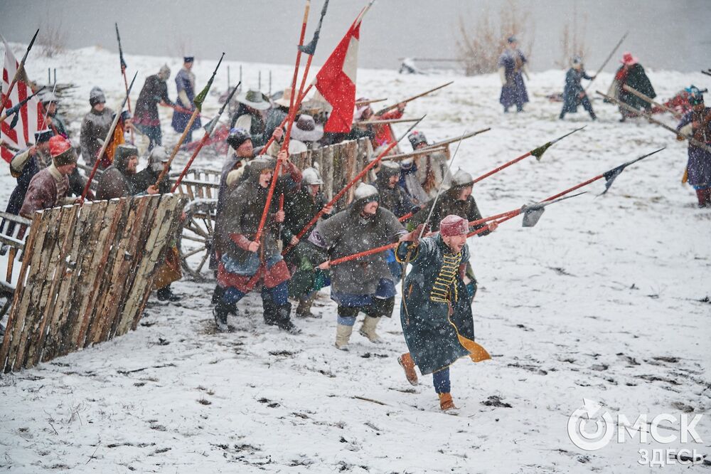 В историческом центре Омска прошла реконструкция событий, которые вспоминают каждый год 4 ноября. Фото: Илья Петров