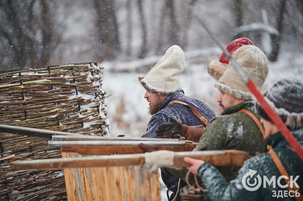 В историческом центре Омска прошла реконструкция событий, которые вспоминают каждый год 4 ноября. Фото: Илья Петров