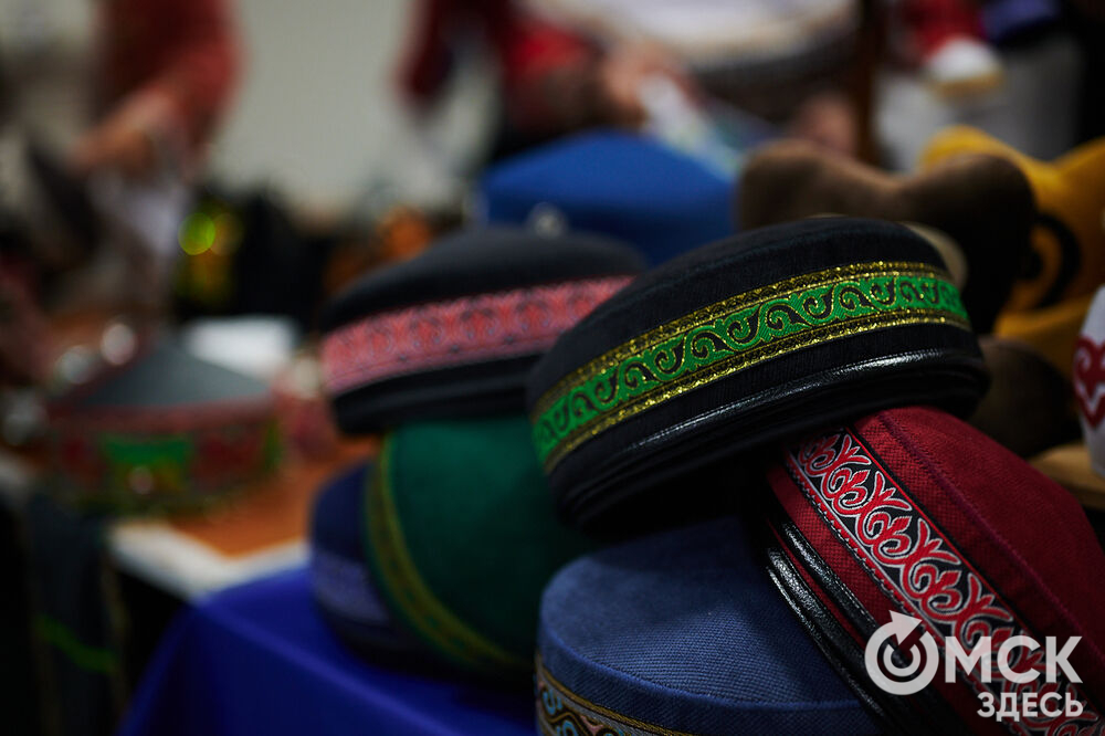 В Омске прошёл XXIV Евразийский конкурс высокой моды национального костюма "Этно-Эрато". Свои коллекции, созданные по традиционным технологиям, представили более 30 дизайнеров из разных регионов страны: от Урала до Хабаровского края, а также республики Казахстан. Фото: Илья Петров