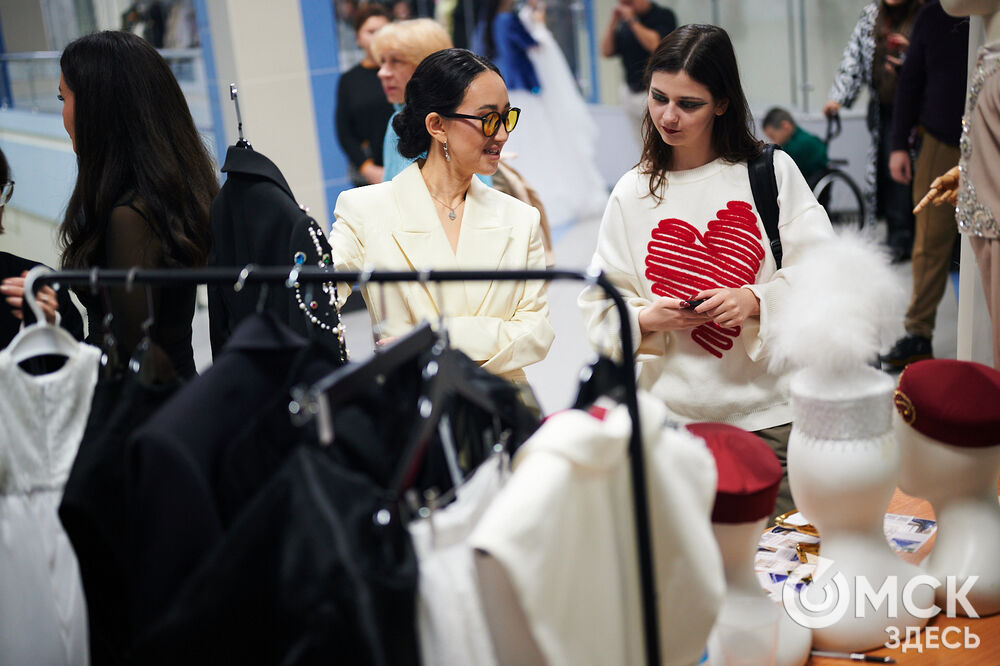 В Омске прошёл XXIV Евразийский конкурс высокой моды национального костюма "Этно-Эрато". Свои коллекции, созданные по традиционным технологиям, представили более 30 дизайнеров из разных регионов страны: от Урала до Хабаровского края, а также республики Казахстан. Фото: Илья Петров