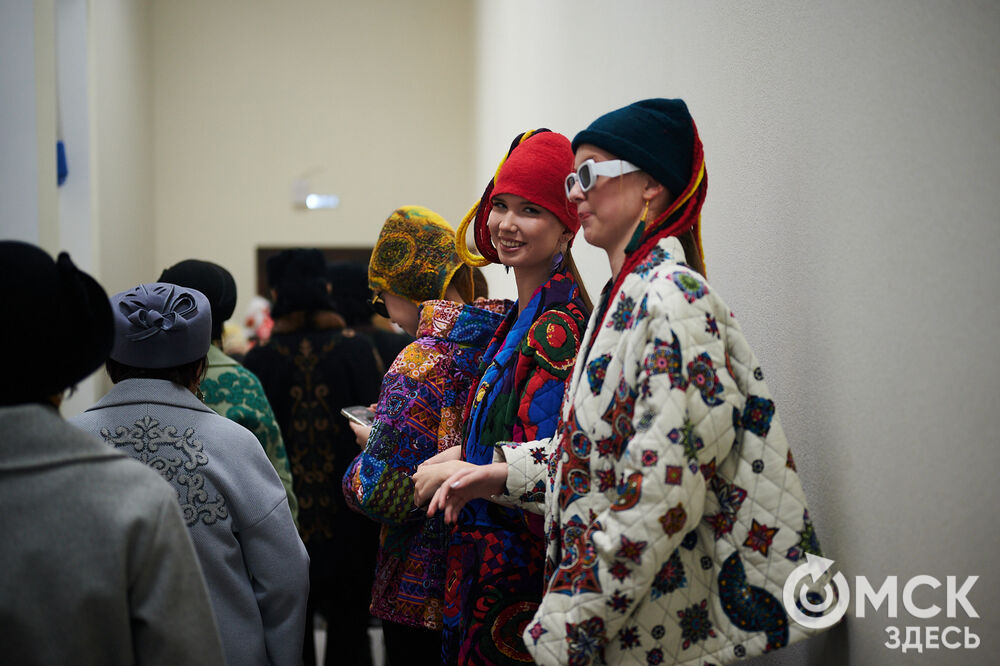 В Омске прошёл XXIV Евразийский конкурс высокой моды национального костюма "Этно-Эрато". Свои коллекции, созданные по традиционным технологиям, представили более 30 дизайнеров из разных регионов страны: от Урала до Хабаровского края, а также республики Казахстан. Фото: Илья Петров