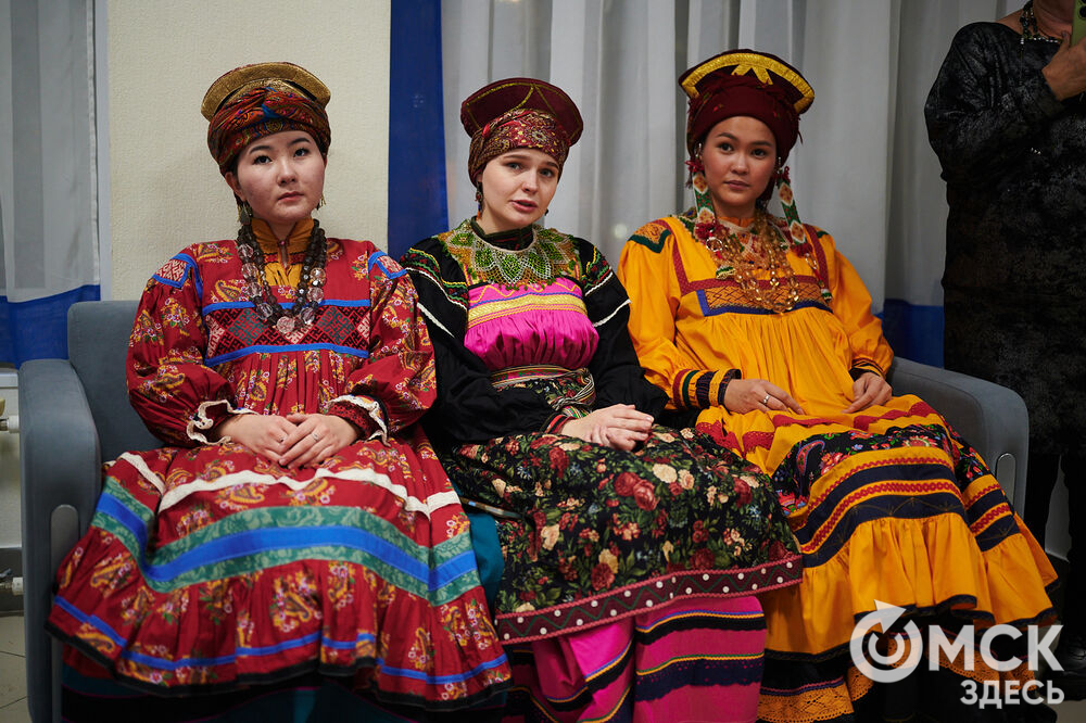 В Омске прошёл XXIV Евразийский конкурс высокой моды национального костюма "Этно-Эрато". Свои коллекции, созданные по традиционным технологиям, представили более 30 дизайнеров из разных регионов страны: от Урала до Хабаровского края, а также республики Казахстан. Фото: Илья Петров