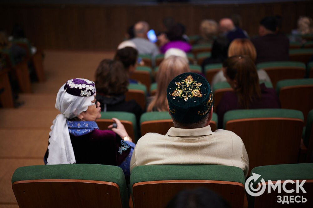 В Омске прошёл XXIV Евразийский конкурс высокой моды национального костюма "Этно-Эрато". Свои коллекции, созданные по традиционным технологиям, представили более 30 дизайнеров из разных регионов страны: от Урала до Хабаровского края, а также республики Казахстан. Фото: Илья Петров