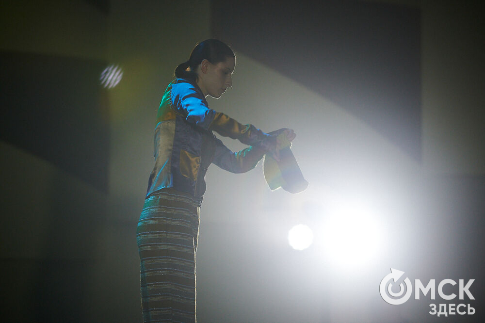 В Омске прошёл XXIV Евразийский конкурс высокой моды национального костюма "Этно-Эрато". Свои коллекции, созданные по традиционным технологиям, представили более 30 дизайнеров из разных регионов страны: от Урала до Хабаровского края, а также республики Казахстан. Фото: Илья Петров