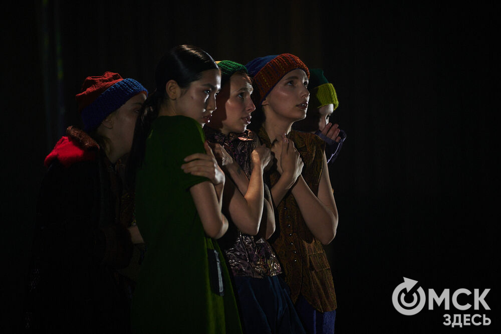 В Омске прошёл XXIV Евразийский конкурс высокой моды национального костюма "Этно-Эрато". Свои коллекции, созданные по традиционным технологиям, представили более 30 дизайнеров из разных регионов страны: от Урала до Хабаровского края, а также республики Казахстан. Фото: Илья Петров