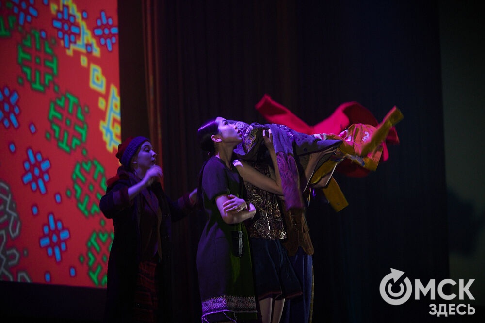 В Омске прошёл XXIV Евразийский конкурс высокой моды национального костюма "Этно-Эрато". Свои коллекции, созданные по традиционным технологиям, представили более 30 дизайнеров из разных регионов страны: от Урала до Хабаровского края, а также республики Казахстан. Фото: Илья Петров