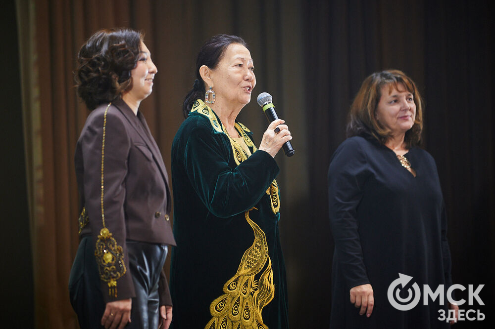 В Омске прошёл XXIV Евразийский конкурс высокой моды национального костюма "Этно-Эрато". Свои коллекции, созданные по традиционным технологиям, представили более 30 дизайнеров из разных регионов страны: от Урала до Хабаровского края, а также республики Казахстан. Фото: Илья Петров