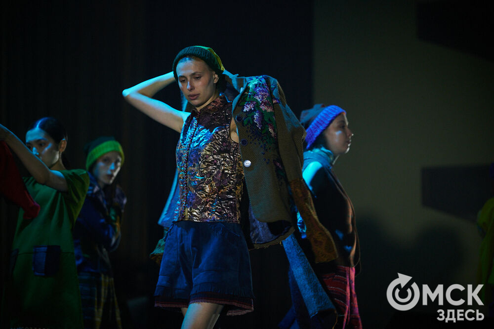 В Омске прошёл XXIV Евразийский конкурс высокой моды национального костюма "Этно-Эрато". Свои коллекции, созданные по традиционным технологиям, представили более 30 дизайнеров из разных регионов страны: от Урала до Хабаровского края, а также республики Казахстан. Фото: Илья Петров