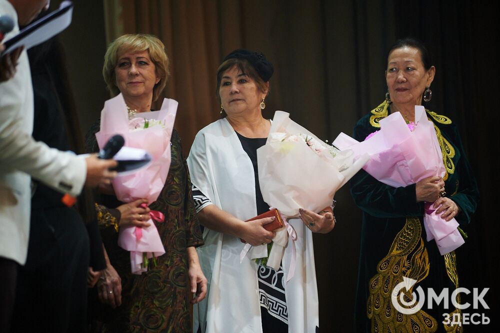 В Омске прошёл XXIV Евразийский конкурс высокой моды национального костюма "Этно-Эрато". Свои коллекции, созданные по традиционным технологиям, представили более 30 дизайнеров из разных регионов страны: от Урала до Хабаровского края, а также республики Казахстан. Фото: Илья Петров