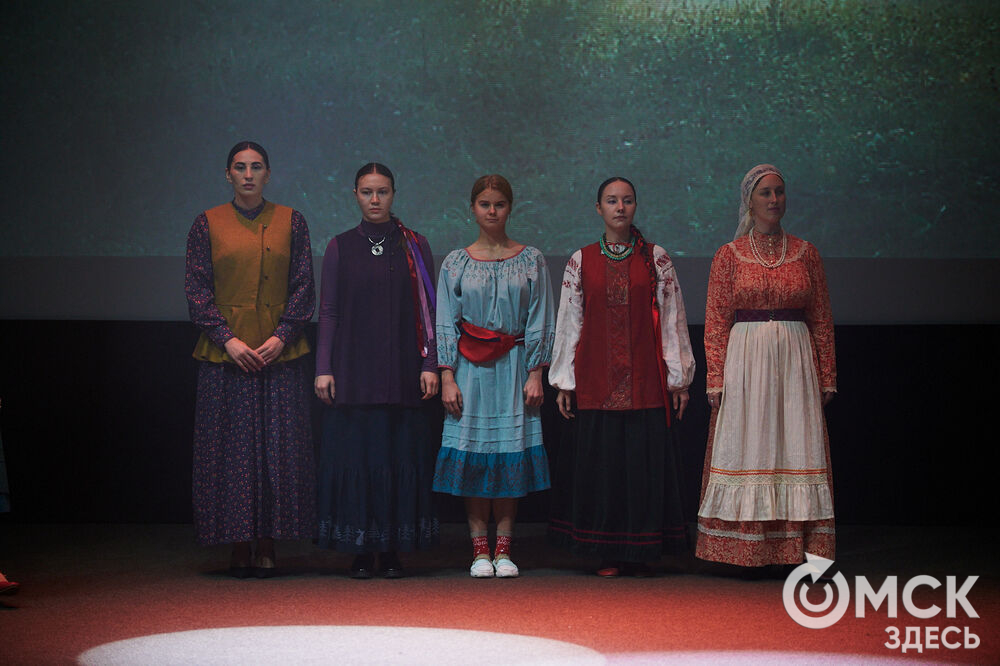 В Омске прошёл XXIV Евразийский конкурс высокой моды национального костюма "Этно-Эрато". Свои коллекции, созданные по традиционным технологиям, представили более 30 дизайнеров из разных регионов страны: от Урала до Хабаровского края, а также республики Казахстан. Фото: Илья Петров