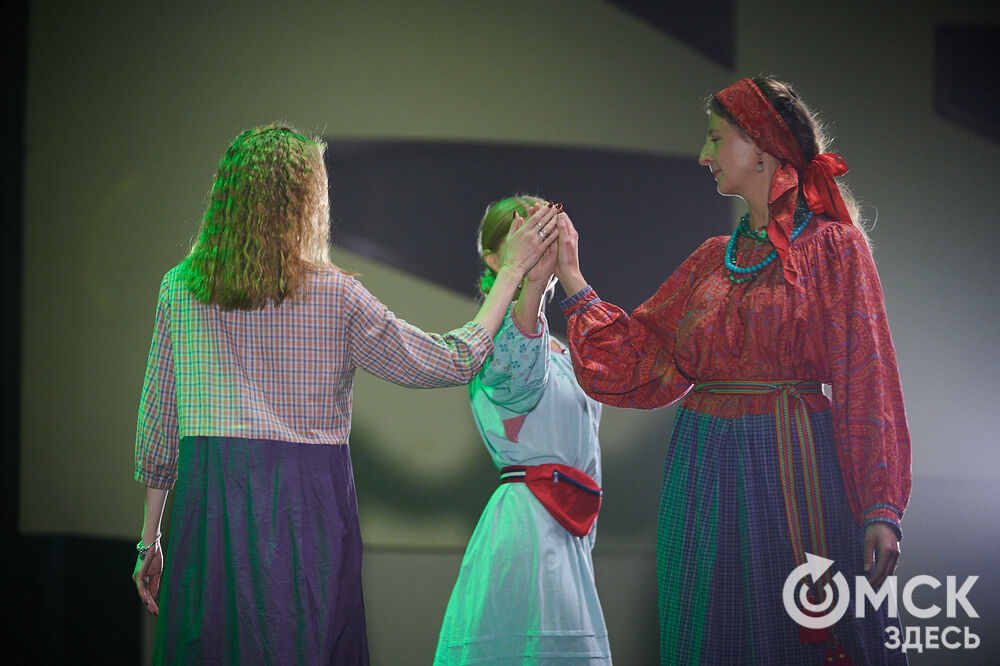 В Омске прошёл XXIV Евразийский конкурс высокой моды национального костюма "Этно-Эрато". Свои коллекции, созданные по традиционным технологиям, представили более 30 дизайнеров из разных регионов страны: от Урала до Хабаровского края, а также республики Казахстан. Фото: Илья Петров