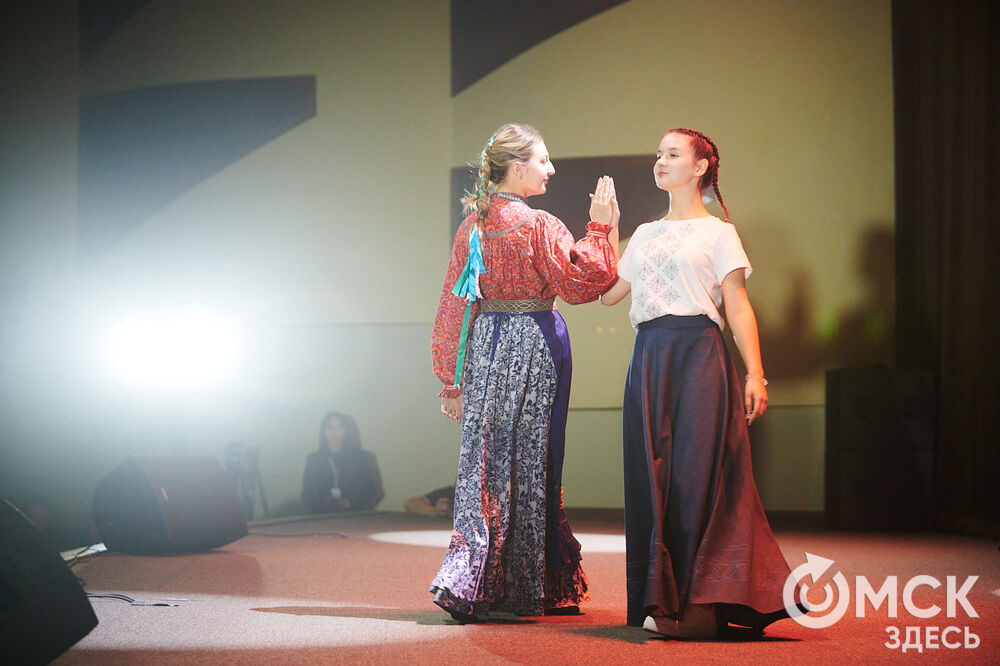 В Омске прошёл XXIV Евразийский конкурс высокой моды национального костюма "Этно-Эрато". Свои коллекции, созданные по традиционным технологиям, представили более 30 дизайнеров из разных регионов страны: от Урала до Хабаровского края, а также республики Казахстан. Фото: Илья Петров