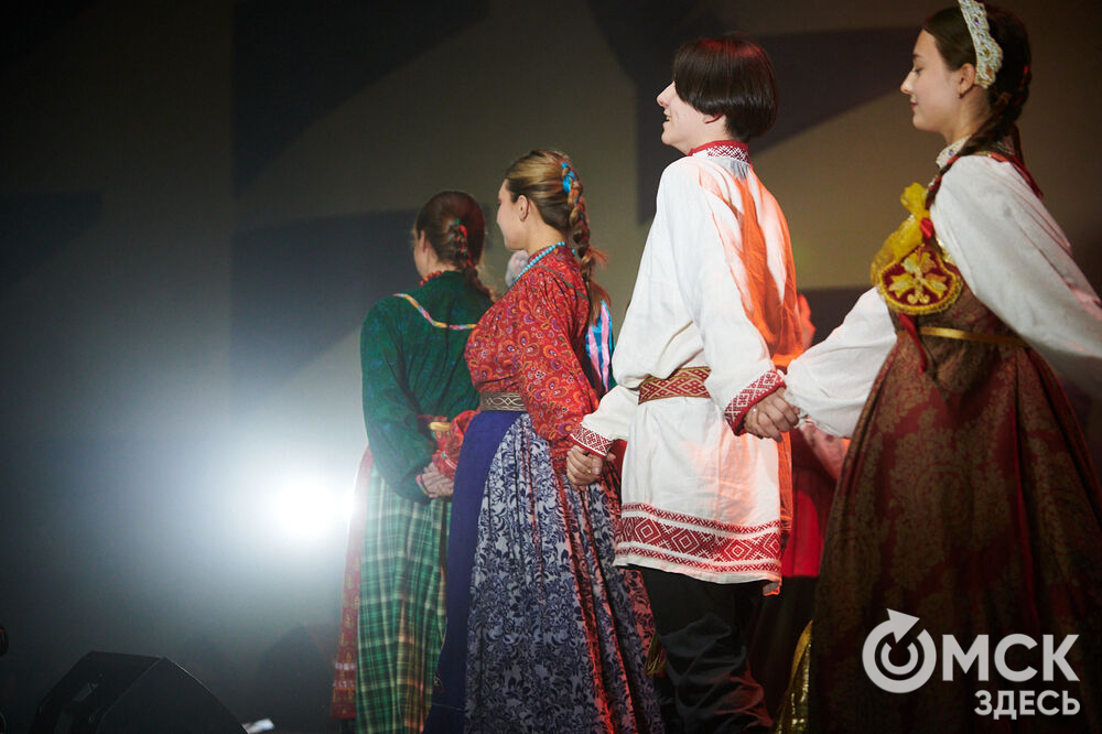 В Омске прошёл XXIV Евразийский конкурс высокой моды национального костюма "Этно-Эрато". Свои коллекции, созданные по традиционным технологиям, представили более 30 дизайнеров из разных регионов страны: от Урала до Хабаровского края, а также республики Казахстан. Фото: Илья Петров
