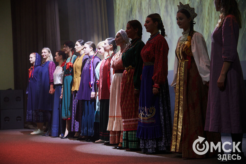 В Омске прошёл XXIV Евразийский конкурс высокой моды национального костюма "Этно-Эрато". Свои коллекции, созданные по традиционным технологиям, представили более 30 дизайнеров из разных регионов страны: от Урала до Хабаровского края, а также республики Казахстан. Фото: Илья Петров