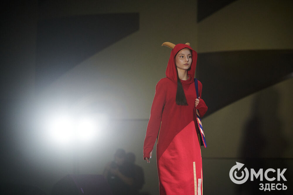 В Омске прошёл XXIV Евразийский конкурс высокой моды национального костюма "Этно-Эрато". Свои коллекции, созданные по традиционным технологиям, представили более 30 дизайнеров из разных регионов страны: от Урала до Хабаровского края, а также республики Казахстан. Фото: Илья Петров