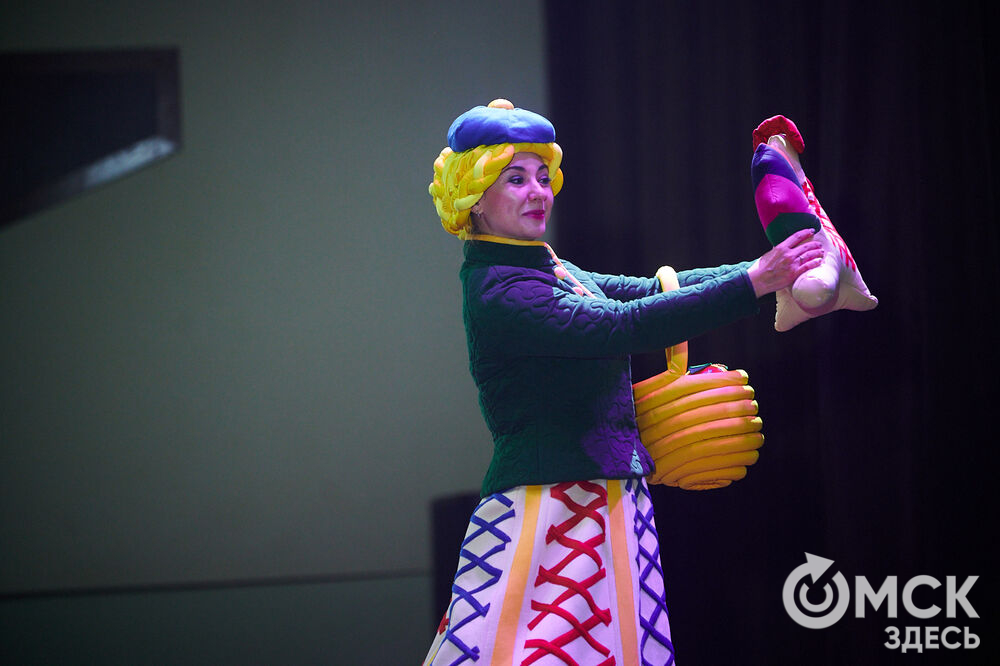 В Омске прошёл XXIV Евразийский конкурс высокой моды национального костюма "Этно-Эрато". Свои коллекции, созданные по традиционным технологиям, представили более 30 дизайнеров из разных регионов страны: от Урала до Хабаровского края, а также республики Казахстан. Фото: Илья Петров