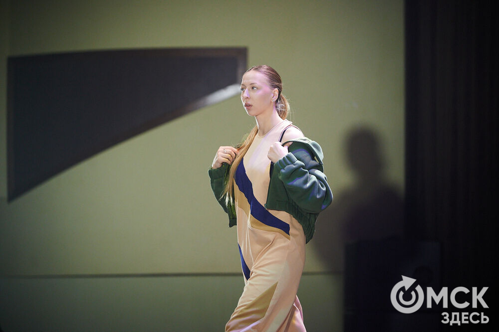 В Омске прошёл XXIV Евразийский конкурс высокой моды национального костюма "Этно-Эрато". Свои коллекции, созданные по традиционным технологиям, представили более 30 дизайнеров из разных регионов страны: от Урала до Хабаровского края, а также республики Казахстан. Фото: Илья Петров