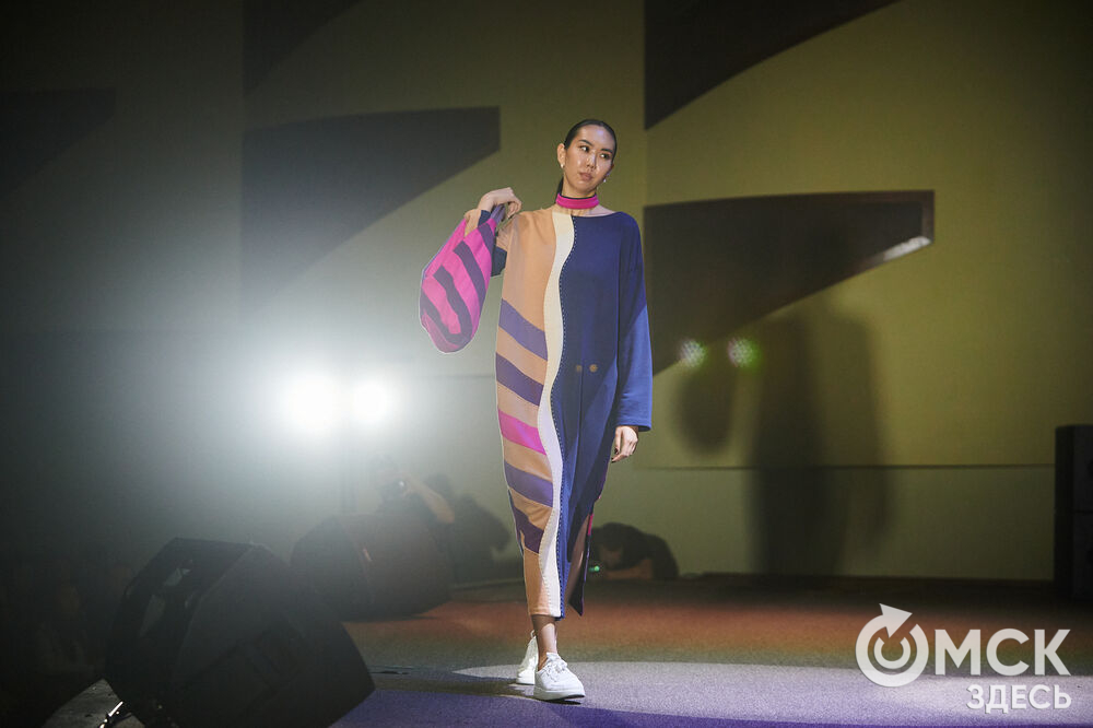 В Омске прошёл XXIV Евразийский конкурс высокой моды национального костюма "Этно-Эрато". Свои коллекции, созданные по традиционным технологиям, представили более 30 дизайнеров из разных регионов страны: от Урала до Хабаровского края, а также республики Казахстан. Фото: Илья Петров