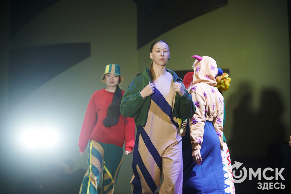 В Омске прошёл XXIV Евразийский конкурс высокой моды национального костюма "Этно-Эрато". Свои коллекции, созданные по традиционным технологиям, представили более 30 дизайнеров из разных регионов страны: от Урала до Хабаровского края, а также республики Казахстан. Фото: Илья Петров
