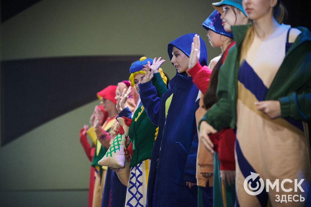 В Омске прошёл XXIV Евразийский конкурс высокой моды национального костюма "Этно-Эрато". Свои коллекции, созданные по традиционным технологиям, представили более 30 дизайнеров из разных регионов страны: от Урала до Хабаровского края, а также республики Казахстан. Фото: Илья Петров