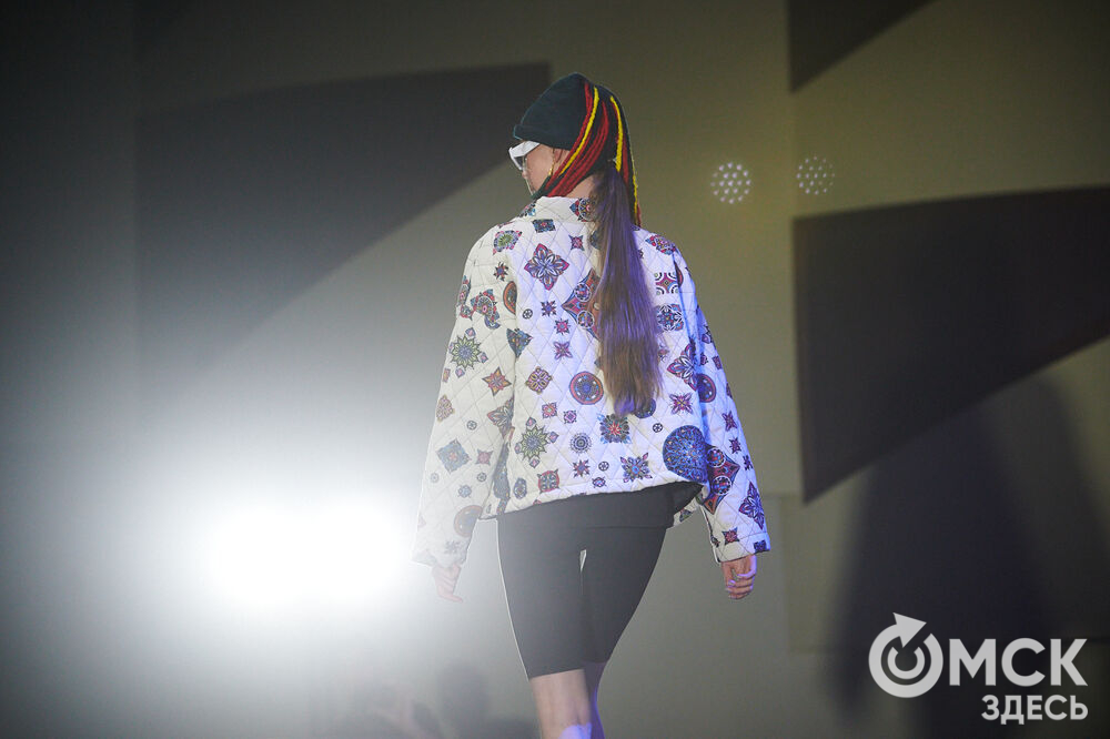 В Омске прошёл XXIV Евразийский конкурс высокой моды национального костюма "Этно-Эрато". Свои коллекции, созданные по традиционным технологиям, представили более 30 дизайнеров из разных регионов страны: от Урала до Хабаровского края, а также республики Казахстан. Фото: Илья Петров
