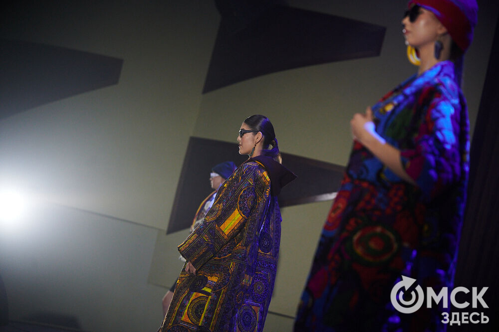 В Омске прошёл XXIV Евразийский конкурс высокой моды национального костюма "Этно-Эрато". Свои коллекции, созданные по традиционным технологиям, представили более 30 дизайнеров из разных регионов страны: от Урала до Хабаровского края, а также республики Казахстан. Фото: Илья Петров