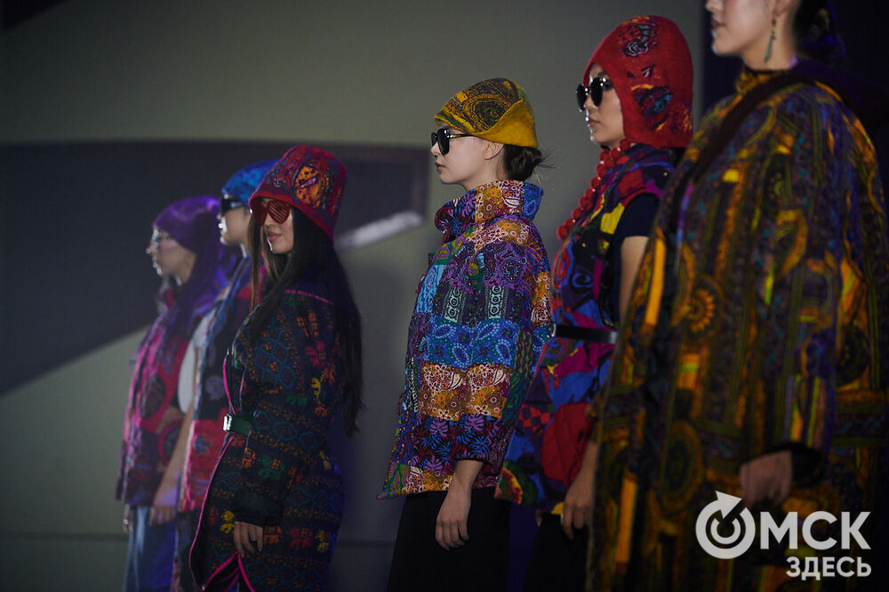В Омске прошёл XXIV Евразийский конкурс высокой моды национального костюма "Этно-Эрато". Свои коллекции, созданные по традиционным технологиям, представили более 30 дизайнеров из разных регионов страны: от Урала до Хабаровского края, а также республики Казахстан. Фото: Илья Петров