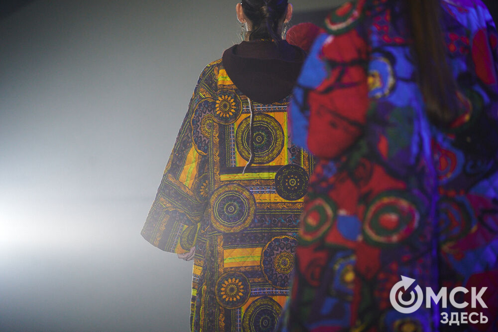 В Омске прошёл XXIV Евразийский конкурс высокой моды национального костюма "Этно-Эрато". Свои коллекции, созданные по традиционным технологиям, представили более 30 дизайнеров из разных регионов страны: от Урала до Хабаровского края, а также республики Казахстан. Фото: Илья Петров
