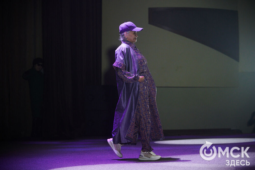 В Омске прошёл XXIV Евразийский конкурс высокой моды национального костюма "Этно-Эрато". Свои коллекции, созданные по традиционным технологиям, представили более 30 дизайнеров из разных регионов страны: от Урала до Хабаровского края, а также республики Казахстан. Фото: Илья Петров