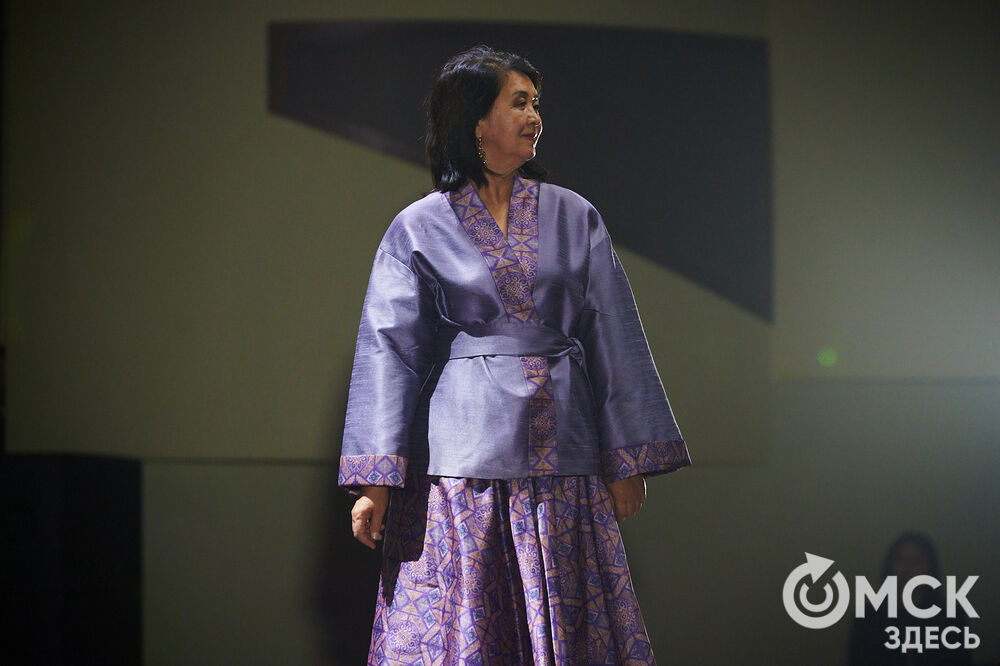В Омске прошёл XXIV Евразийский конкурс высокой моды национального костюма "Этно-Эрато". Свои коллекции, созданные по традиционным технологиям, представили более 30 дизайнеров из разных регионов страны: от Урала до Хабаровского края, а также республики Казахстан. Фото: Илья Петров