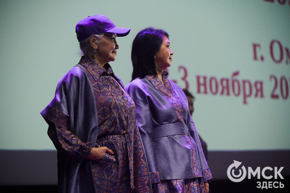 В Омске прошёл XXIV Евразийский конкурс высокой моды национального костюма "Этно-Эрато". Свои коллекции, созданные по традиционным технологиям, представили более 30 дизайнеров из разных регионов страны: от Урала до Хабаровского края, а также республики Казахстан. Фото: Илья Петров