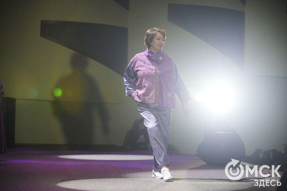 В Омске прошёл XXIV Евразийский конкурс высокой моды национального костюма "Этно-Эрато". Свои коллекции, созданные по традиционным технологиям, представили более 30 дизайнеров из разных регионов страны: от Урала до Хабаровского края, а также республики Казахстан. Фото: Илья Петров